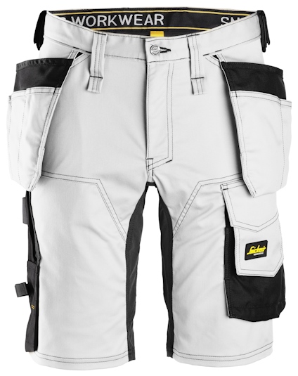 Vit och svart arbetsshorts med flera fickor och bälteshällor. Märkeslogga på vänster benficka.