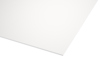 Vit skyddsplastskiva med ribbad textur och tunn profil.