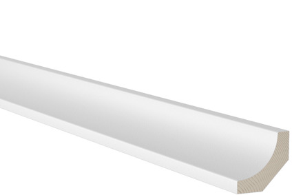 Vitmålad hålkälslist av trä mot svart bakgrund.