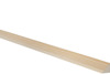 Trälist i ljus trä med trekantig profil och slät yta.