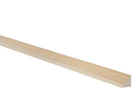 Trälist i ljus trä med trekantig profil och slät yta.