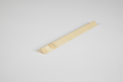 Trälist på vit bakgrund.