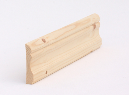 Trälist av furu med profilerad design, synliga ådringar och kvistar, mot en vit bakgrund.