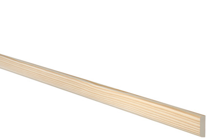 Ljusa trälist med slät yta och tydliga ådringar, mot svart bakgrund.