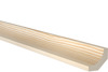 Profil i ljust trä med slät yta och avrundad form. Träets ådring är synlig.