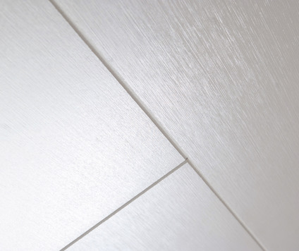 Ljusa, släta takpaneler med skarpa kanter i en neutral färg.