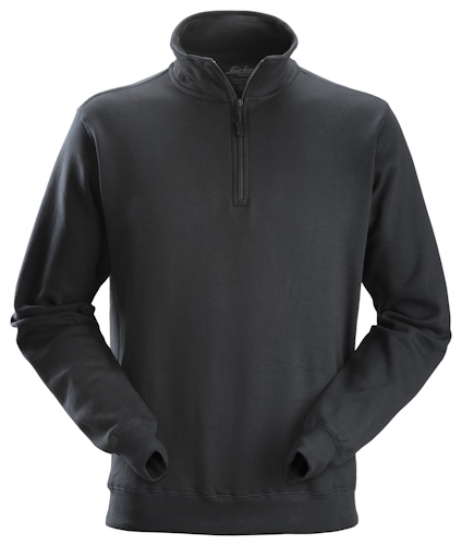 Svart sweatshirt med halv dragkedja och ståkrage, sett framifrån.