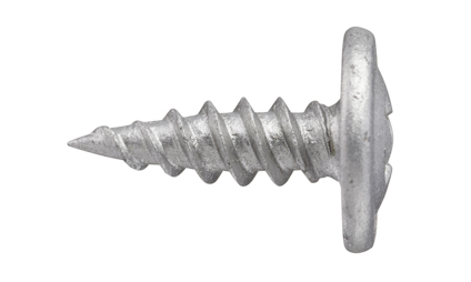 Metallskruv med sexkantigt huvud och vassa gängor mot vit bakgrund.