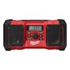 Röd och svart arbetsradio med digital display som visar "12:00" och logotypen "Milwaukee" under.