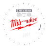 Cirkelsågklinga med tandad kant, vit yta och röd text "Milwaukee". Tekniska specifikationer i svart tryck.