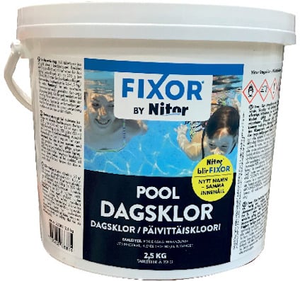 Vit hink med etikett "Fixor by Nitor Pool Dagsklor" och bilder på två simmande barn.
