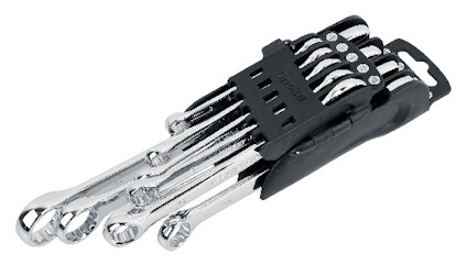 U-ringnyckelsats med nio kromade nycklar i ett svart plasthölster, olika storlekar synliga.