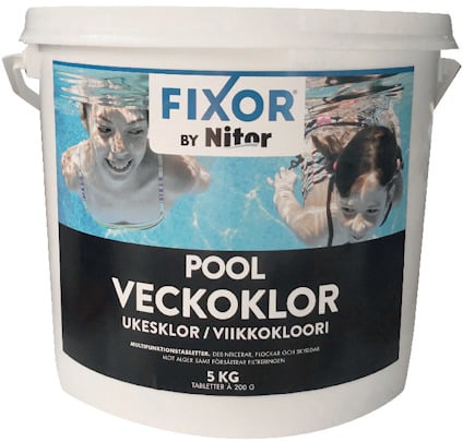 Hink med etikett "Fixor by Nitor Pool Veckoklor" och bild på två personer som simmar under vatten.