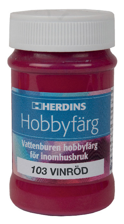 Vinröd flaska med etikett: "Herdins Hobbyfärg, Vattenburen hobbyfärg för inomhusbruk, 103 VINRÖD".