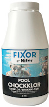Vit plastbehållare med etikett "Fixor by Nitor Pool Chockklor" och bild av simmande person.