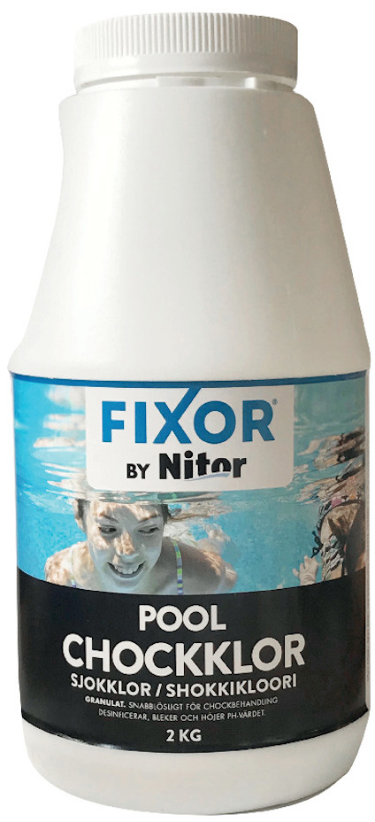Vit plastbehållare med etikett "Fixor by Nitor Pool Chockklor" och bild av simmande person.