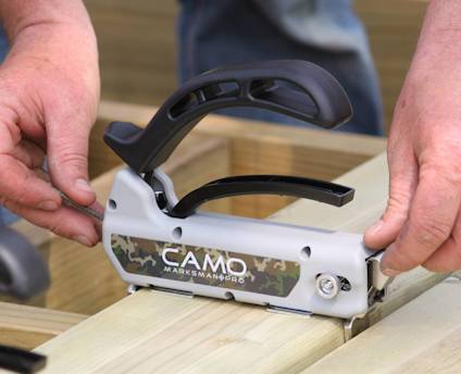 Verktyg används för att installera trallskruvar på träplankor. Märkt "CAMO MARKSMAN PRO".