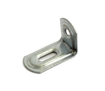 Metallvinkel med två hål, ett runt och ett avlångt, på en ljus bakgrund.