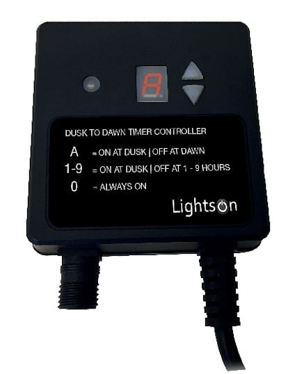 Svart ljussensor med display och texten "Dusk to Dawn Timer Controller" samt instruktioner och företagets logotyp.