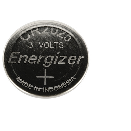 Silverfärgat rund batteri med texten "CR2025 3 VOLTS Energizer MADE IN INDONESIA".