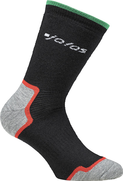 Svart strumpa med grön kant och grå tå, röd rand vid tån. Texten "Xeres" synlig på skaftet.