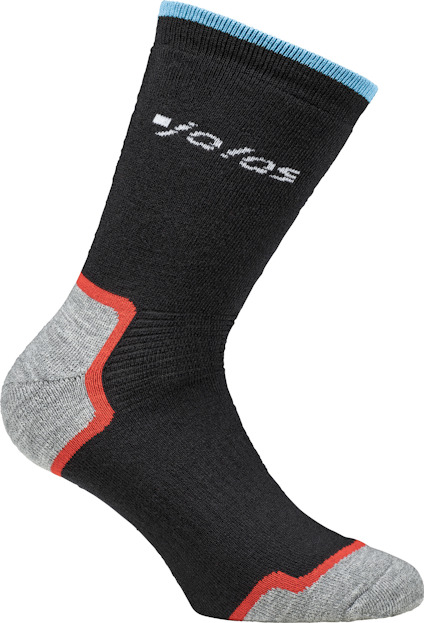 Svart strumpa med grå tå och häl, röda och blå detaljer samt texten "yetes" i vitt.