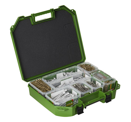 Grön verktygslåda med transparenta fack innehållande skruvar och krokar i olika storlekar och material.