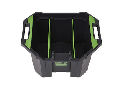 Svart och grön verktygslåda med tre fack och silverfärgade handtag.