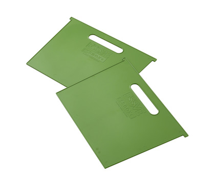 Två gröna, rektangulära knädynor med handtag och texten "FISKARS" präglad på ytan.