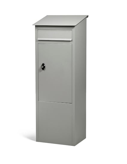 Grå, låsbar postlåda med en lutande topp och rektangulär lucka ovanför en låsbar dörr.