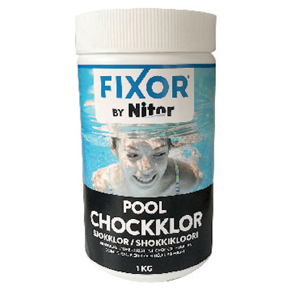 Vit burk med etikett "Fixor by Nitor Pool Chockklor". Bild på person under vatten.
