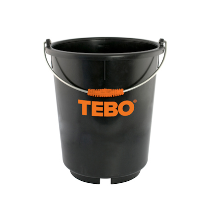 Svart hink med orange text "TEBO" och ett metallhandtag med orange grepp.