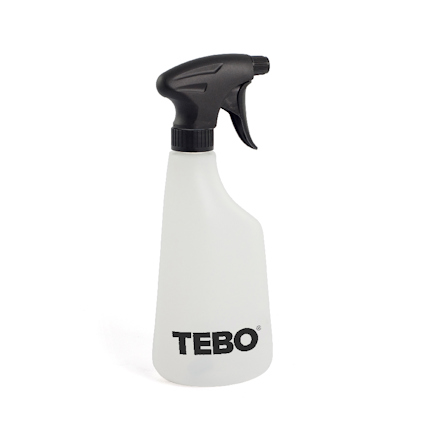Vit sprayflaska med svart munstycke och texten "TEBO" på framsidan.