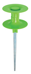 Grön slanghållare med spetsig metallpinne för markfäste.