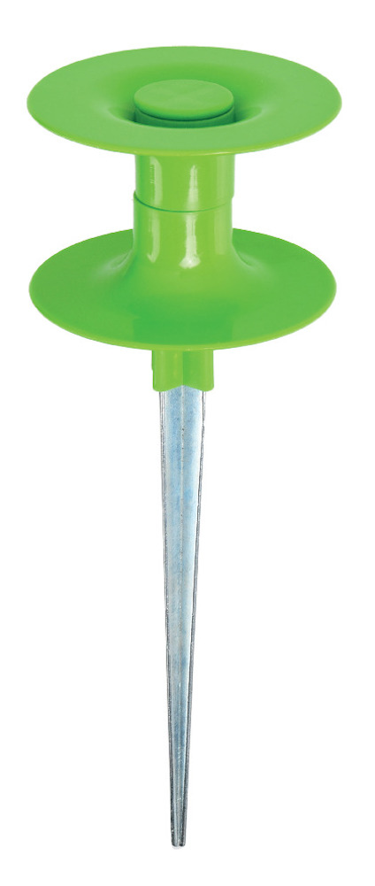 Grön slanghållare med spetsig metallpinne för markfäste.