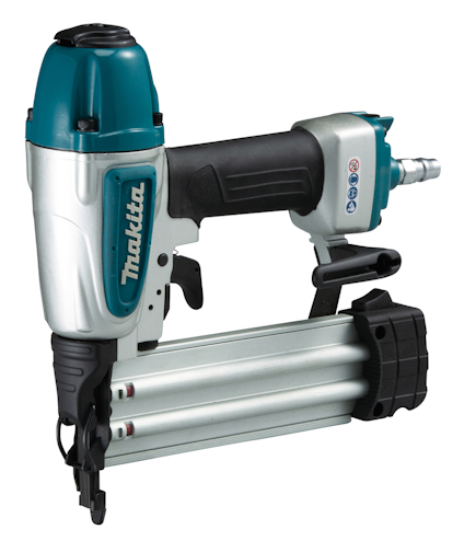Dyckertpistol med blå och silverfärgad kropp, svart handtag och metallisk magasin. Märket "Makita" syns på sidan.