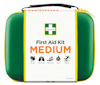 Grönt och gult första hjälpen-kit med texten "First Aid Kit MEDIUM", märkt "Cederroth".