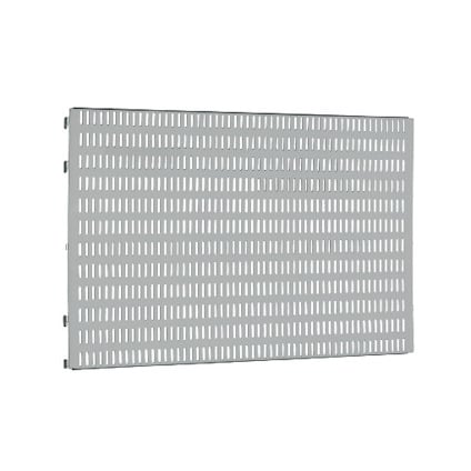 Perforerad, rektangulär verktygstavla i metall med jämnt fördelade horisontella slitsar.