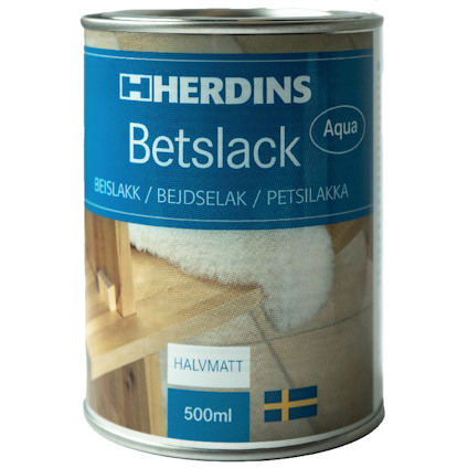 Burk med Herdins Betslack Aqua i halvmatt finish, 500ml. Text på flera språk och svenska flaggan syns på etiketten.