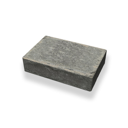 Rektangulär grå marksten med en skrovlig och antik finish, fotografierad mot en vit bakgrund.