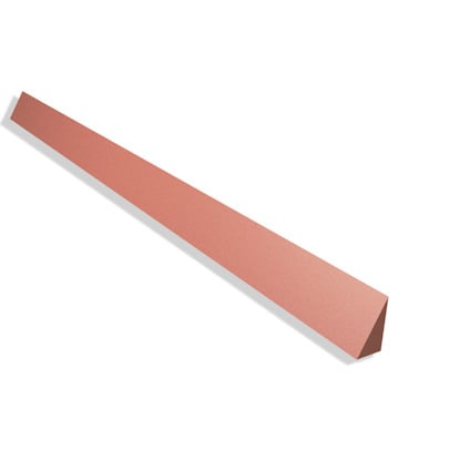 Trekantig röd skumplastbitar mot svart bakgrund.