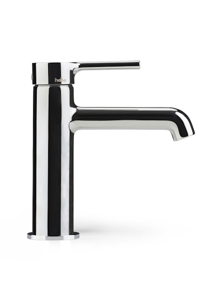 Kromfärgad tvättställsblandare med enkel rundad design och en spak på toppen.