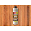 Flaska med Ryobi 1L wood detergent stående mot en bakgrund av trägolvplankor.