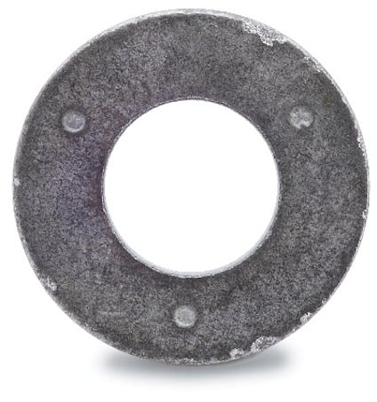 Metallbricka med rund form och hål i mitten, sliten yta med små rostfläckar.