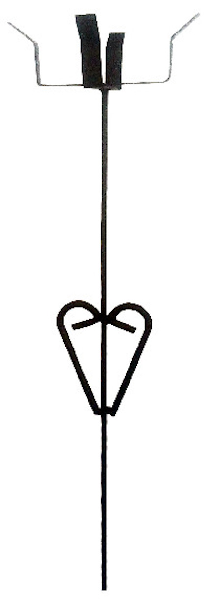 Svart marschallhållare i metall med hjärtformad dekoration mitt på stången.