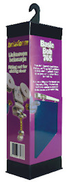 Förpackning med glidhjul och tillbehör för skjutdörrar, märkt "Basic Bob 765", hängande på en svart krok, med text på olika språk.