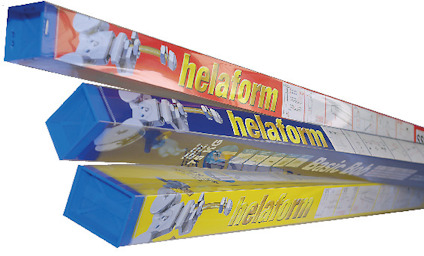 Förpackning i olika färger med texten "helaform" synlig på sidorna.