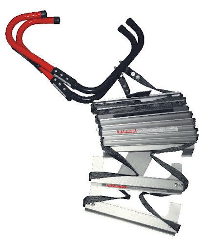 Hopfällbar brandstege med röda och svarta krokar samt text varning placerad på stegen.