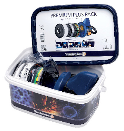 Halvmask och tillbehör i en plastlåda med etikett "PREMIUM PLUS PACK" och produktbilder på locket.