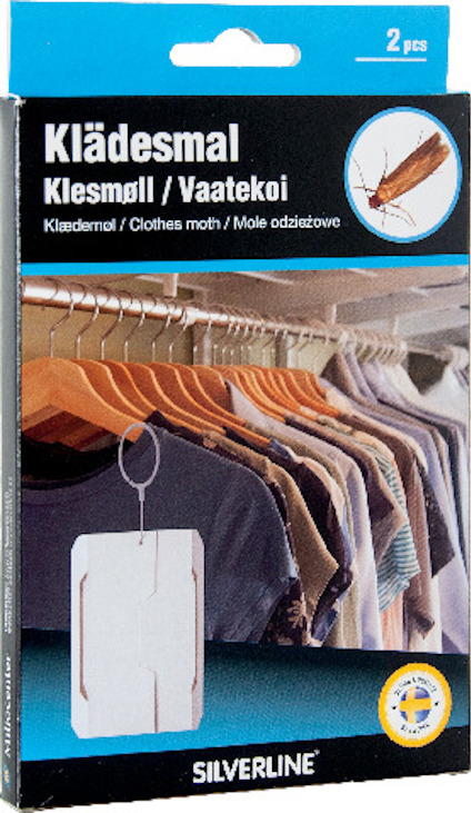 Förpackning för klädesmalsfällor, två stycken. Visar en garderob med kläder och bild på en mal. Märke: Silverline.